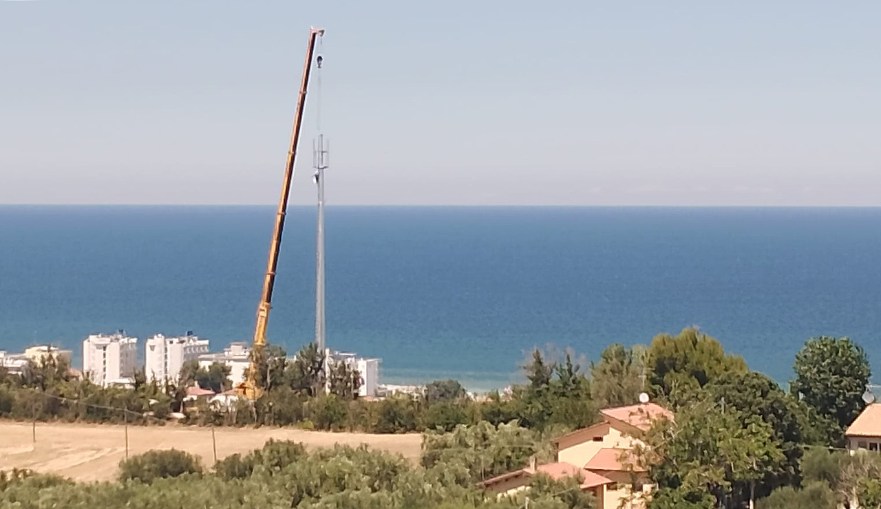 L'antenna posizionata sulla collina del Cavallo, panoramica periferia di Senigallia