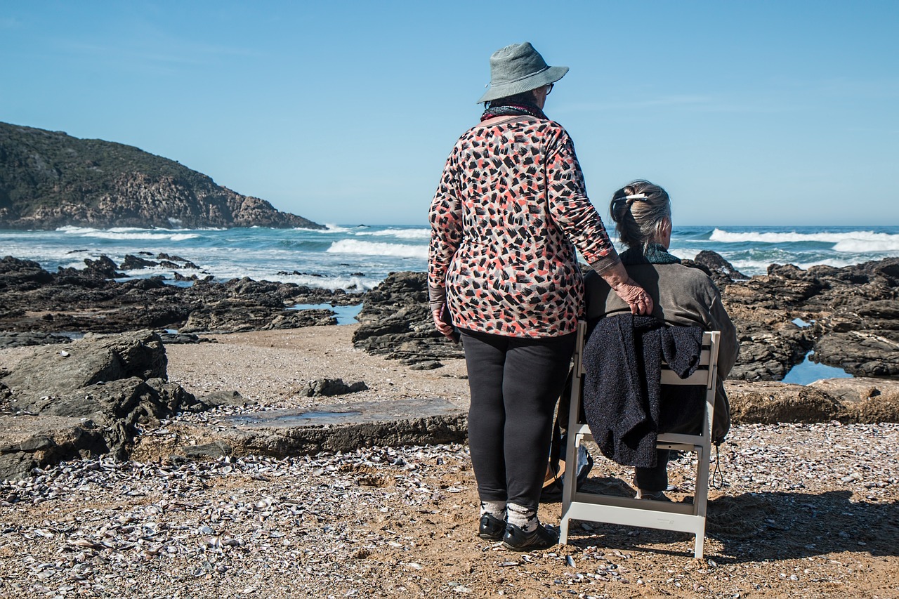 anziane al mare, vacanza