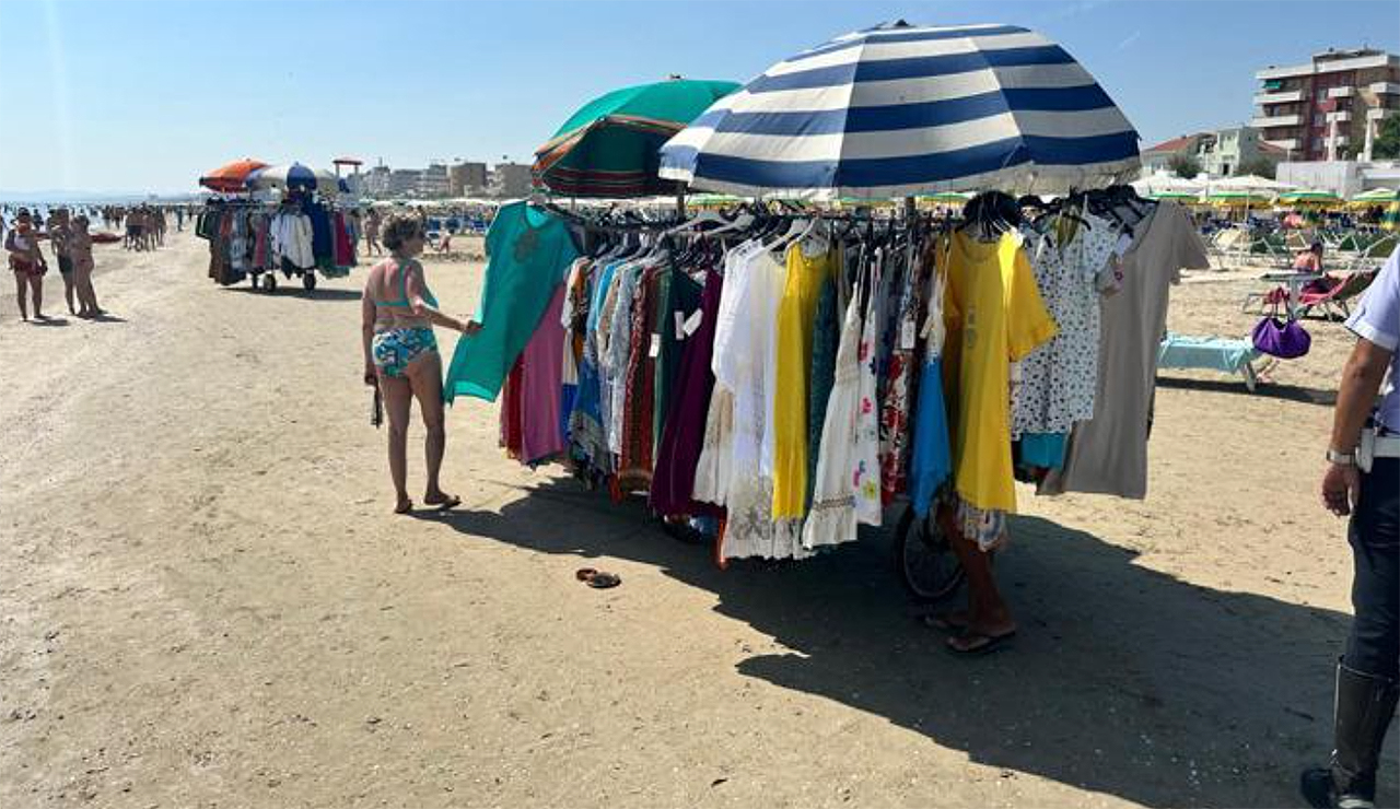 I controlli della polizia locale di Senigallia per contrastare l’abusivismo commerciale in spiaggia