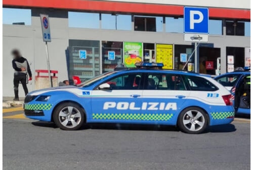 Pesaro: telefonini, souvenir e magliette presi in autogrill in A14. Tre denunciati