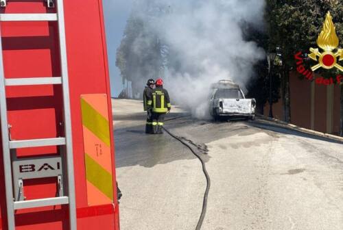 Monte San Martino, prende fuoco un furgone in transito: intervengono i pompieri