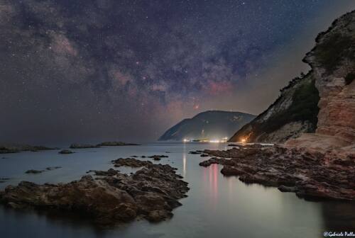 La Via Lattea sul Monte Conero: l’incredibile foto di Gabriele Pallucca conquista il web