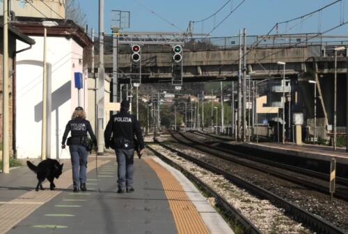 Attraversa i binari in stazione a Pesaro: dal controllo emerge molto di più. Dalla multa all’arresto