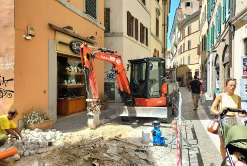 Ancona, tubatura rotta in corso Mazzini: ristoratori e negozianti con le mani nei capelli