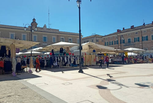 Senigallia, identificata una borseggiatrice al mercato settimanale: denunciata