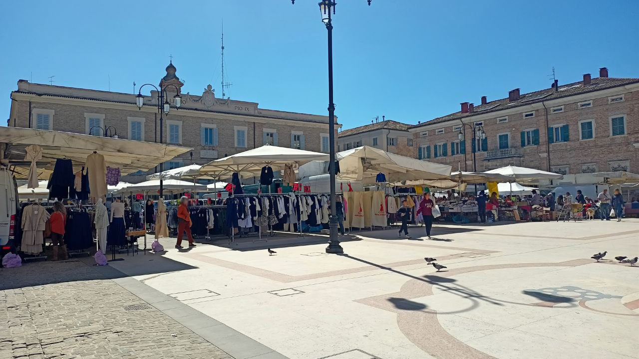 Il mercato settimanale del giovedì in piazza Garibaldi a Senigallia