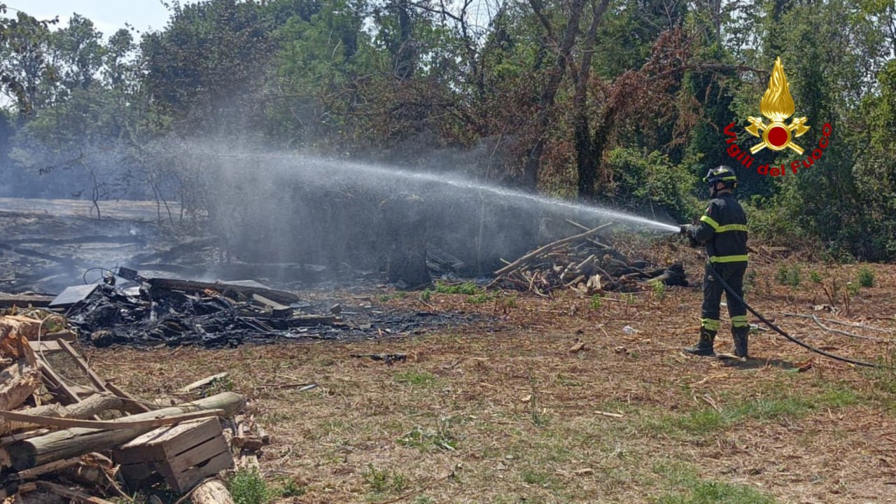 L'intervento dei vigili del fuoco per domare l'incendio che ha coinvolto la zona di Pianello, a Ostra