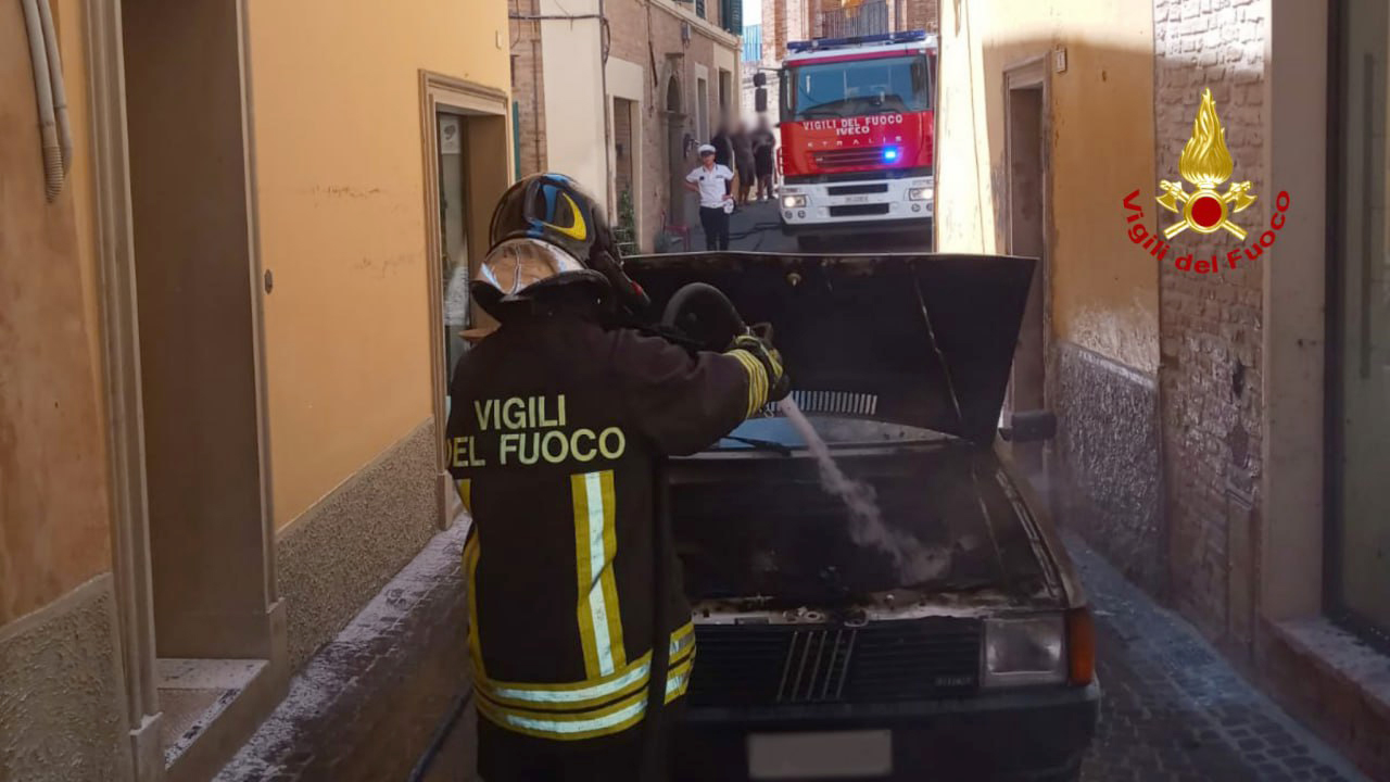 L'intervento dei vigili del fuoco per spegnere un incendio che ha interessato un'autovettura a Corinaldo