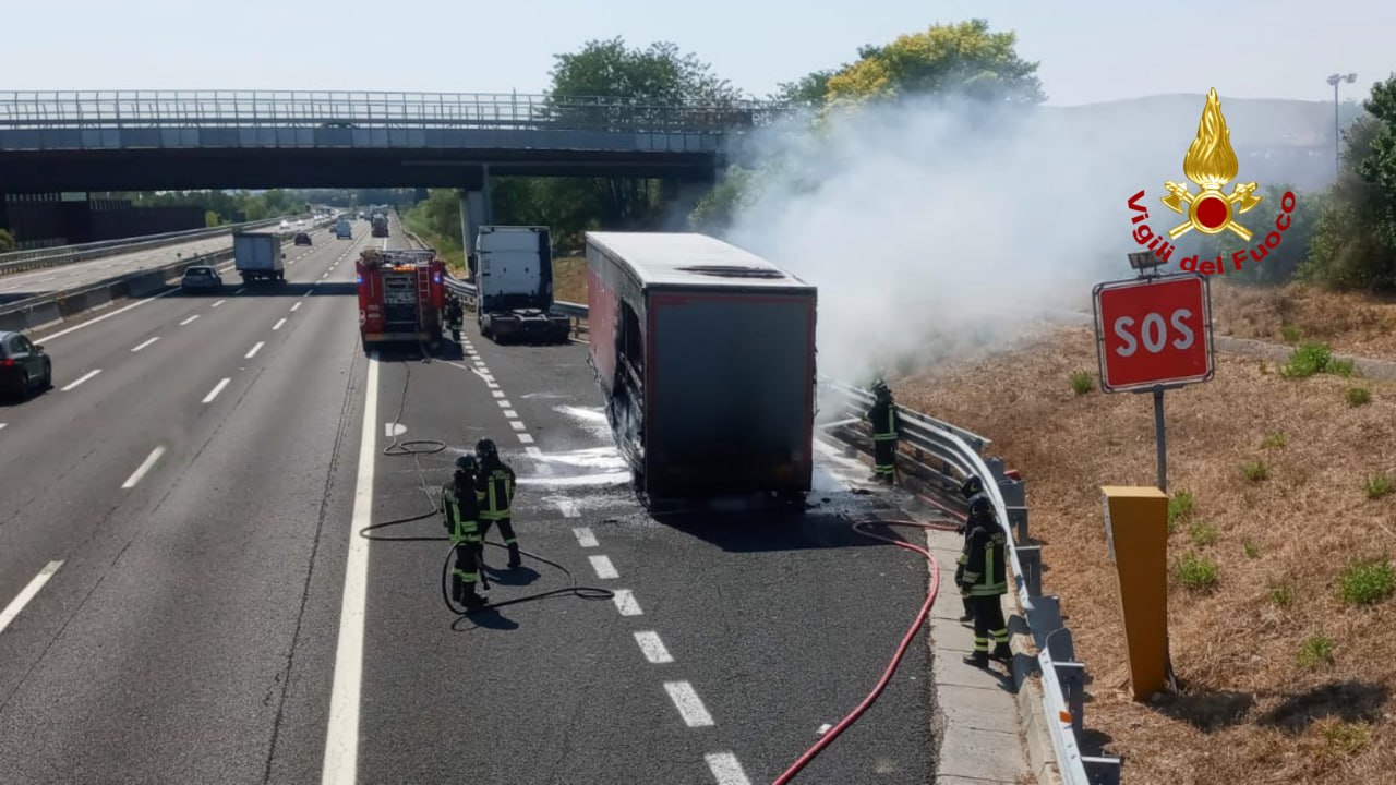 L'intervento dei vigili del fuoco per spegnere un incendio che ha interessato un semirimorchio lungo l'autostrada A14 tra Mondolfo-Marotta e Senigallia