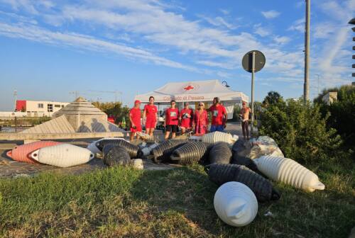 Pesaro, Legambiente raccoglie la plastica in mare. «Situazione peggiorata»