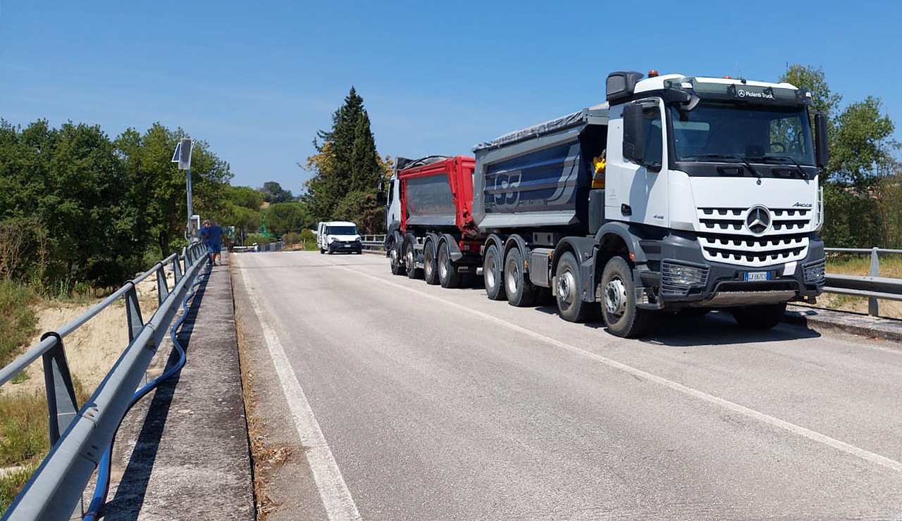 Le prove di carico sul ponte del Vallone danneggiato nel 2022 dall'alluvione