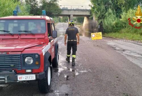 Maltempo Ascoli, auto bloccata nel sottopasso allagato: salvata una persona