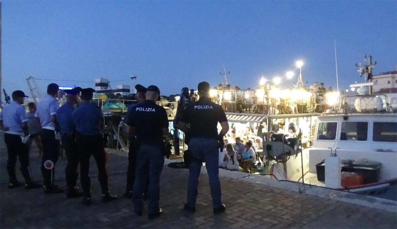 L'ispezione sulla Caligo Guercio al porto di Senigallia da parte delle forze dell'ordine