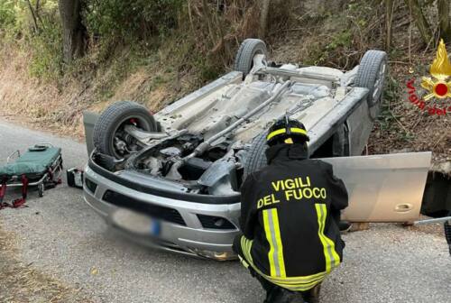 Camerino, incidente stradale: conducente auto estratto dai vigili del fuoco