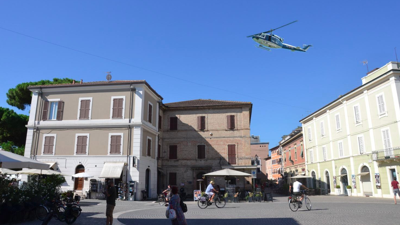 I controlli della polizia di Stato a Senigallia, anche con l'ausilio dell'elicottero