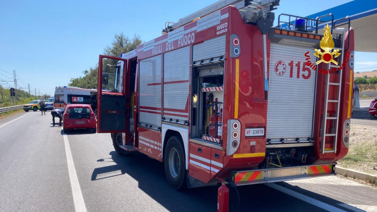 I soccorsi sul luogo dell'incidente stradale, a Senigallia, costato la vita a due ciclisti di Polverigi