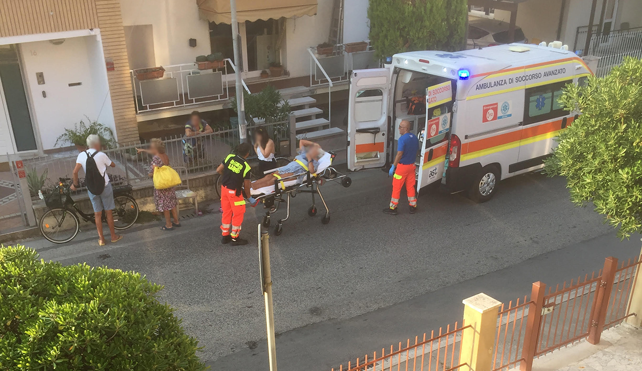 Anziana ciclista urtata da un'auto in via Cilea