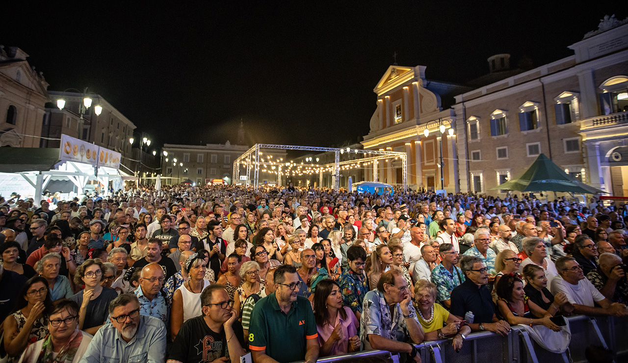 Piazza Garibaldi a Senigallia gremita per il Summer Jamboree 2024