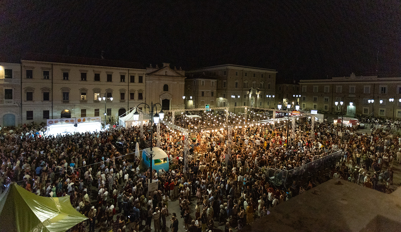 Piazza Garibaldi a Senigallia gremita per il Summer Jamboree 2024