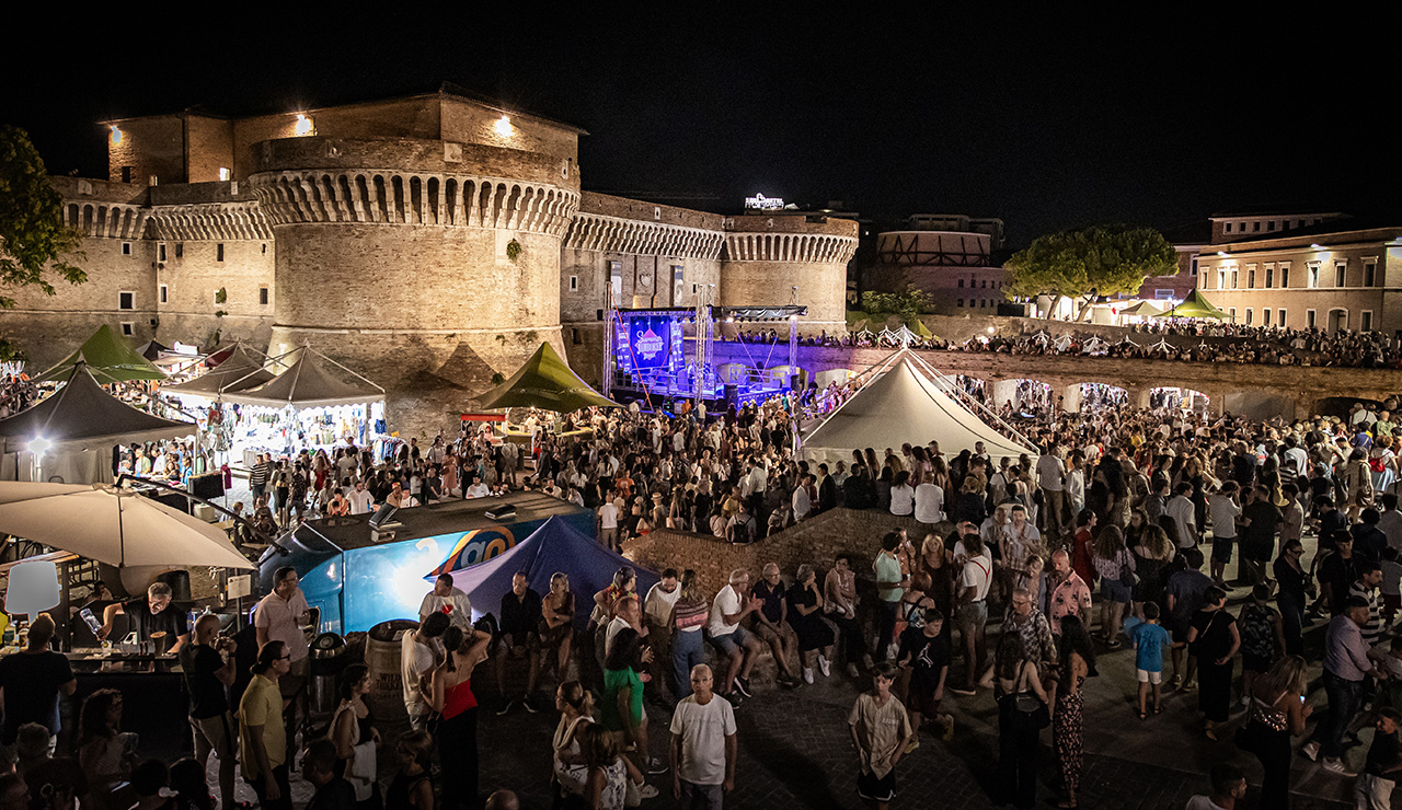 La rocca roveresca, i giardini Palazzesi e piazza del Duca presi d'assalto dal popolo del Summer Jamboree