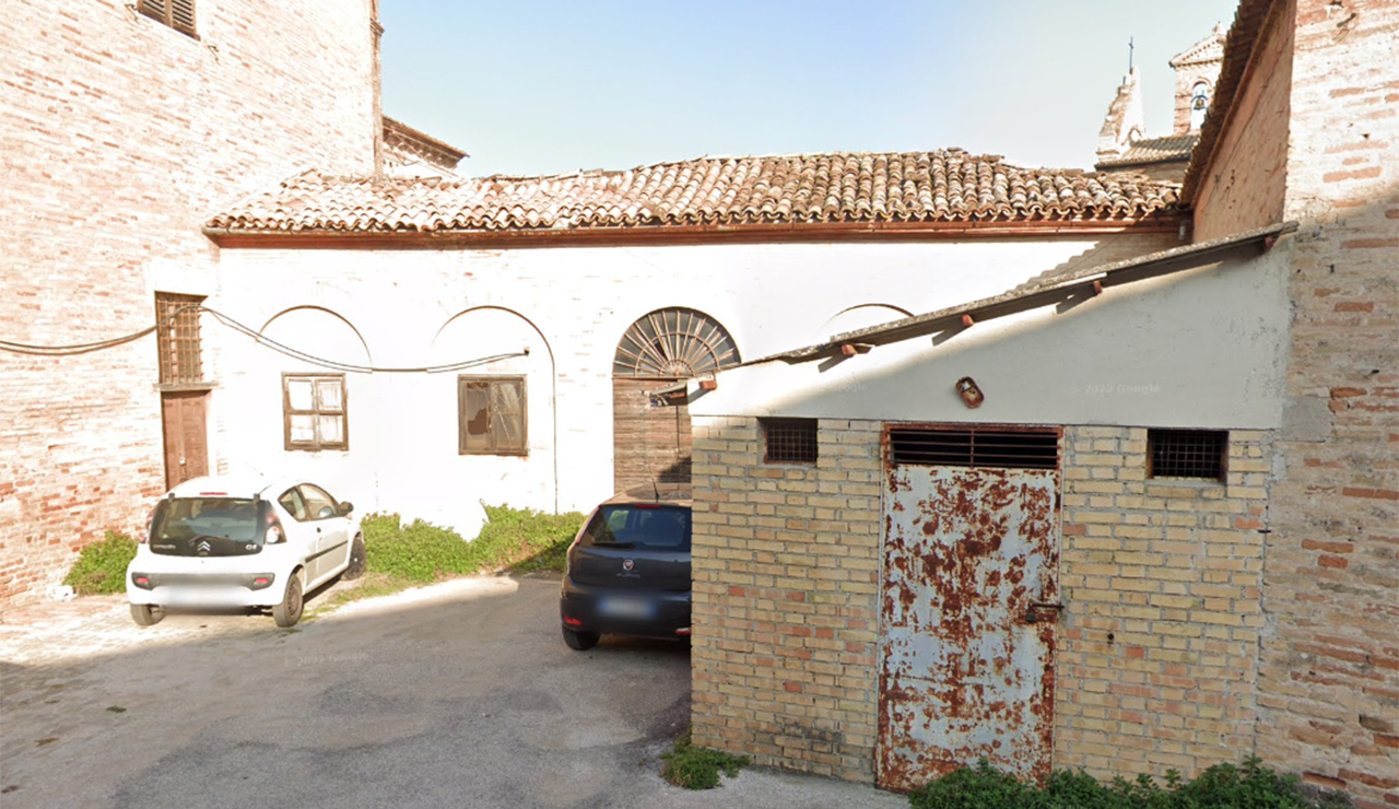 La situazione del tetto di un'ala di palazzo Censi, a Ostra, nell'ottobre 2022. Foto: Google Street View