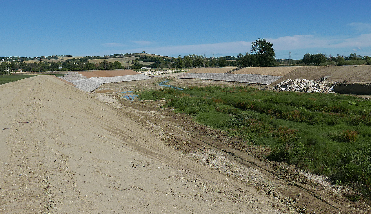 Il restringimento del letto del fiume Misa con a sinistra la sponda più bassa per far defluire l'acqua nella vasca di espansione