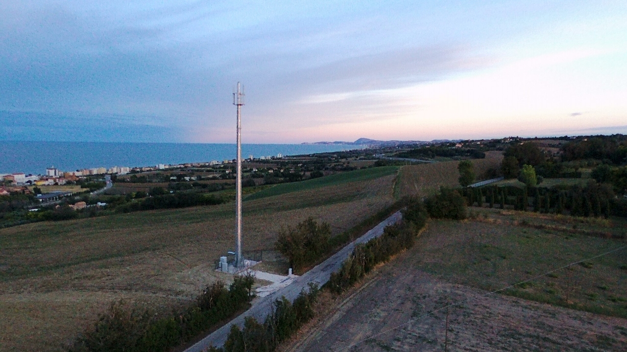 L'antenna installata sulla collina del Cavallo, a Senigallia (prospetto verso sud): sullo sfondo Ancona