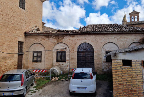 Crolla una parte del tetto di palazzo Censi, a Ostra. Tecnici già al lavoro