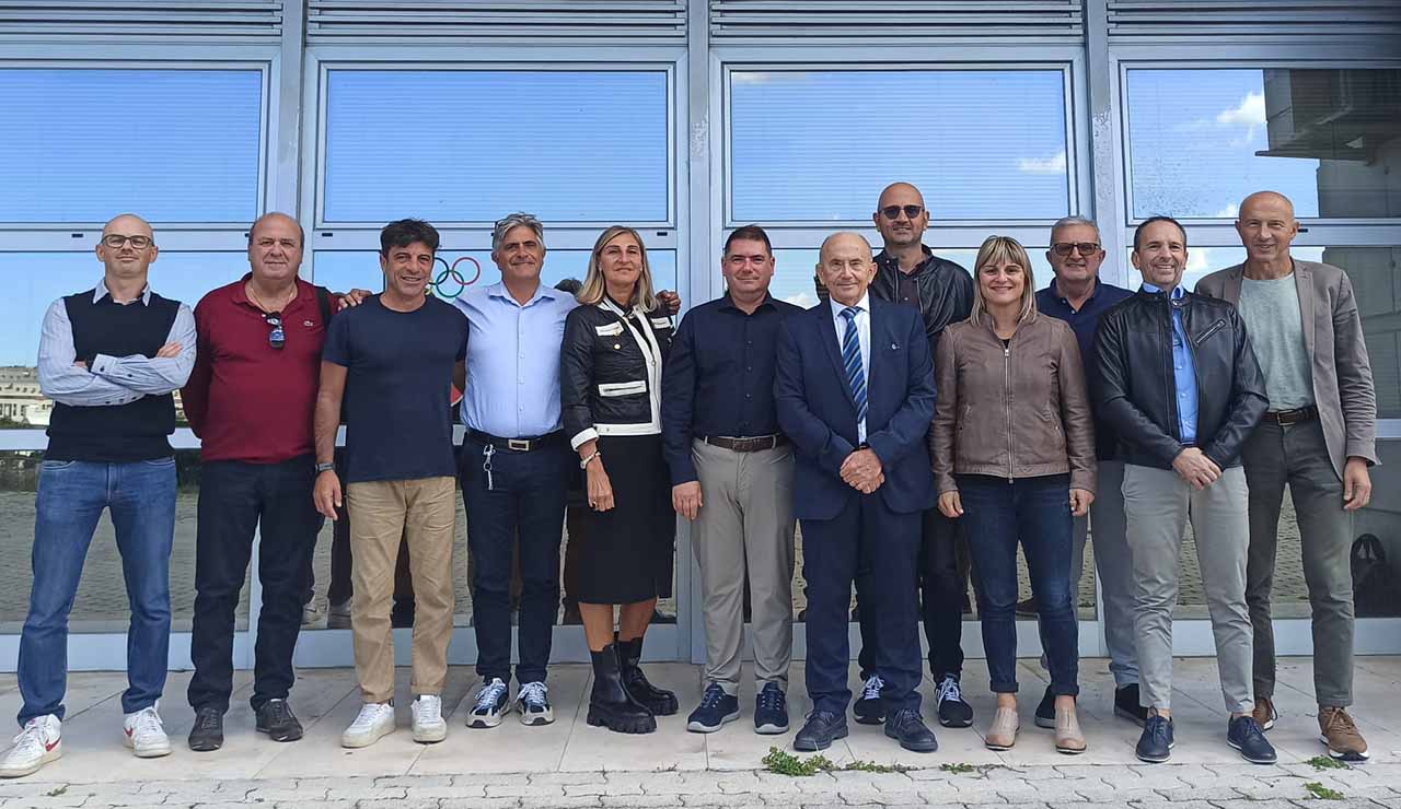 Foto di gruppo con il nuovo consiglio Federnuoto Marche