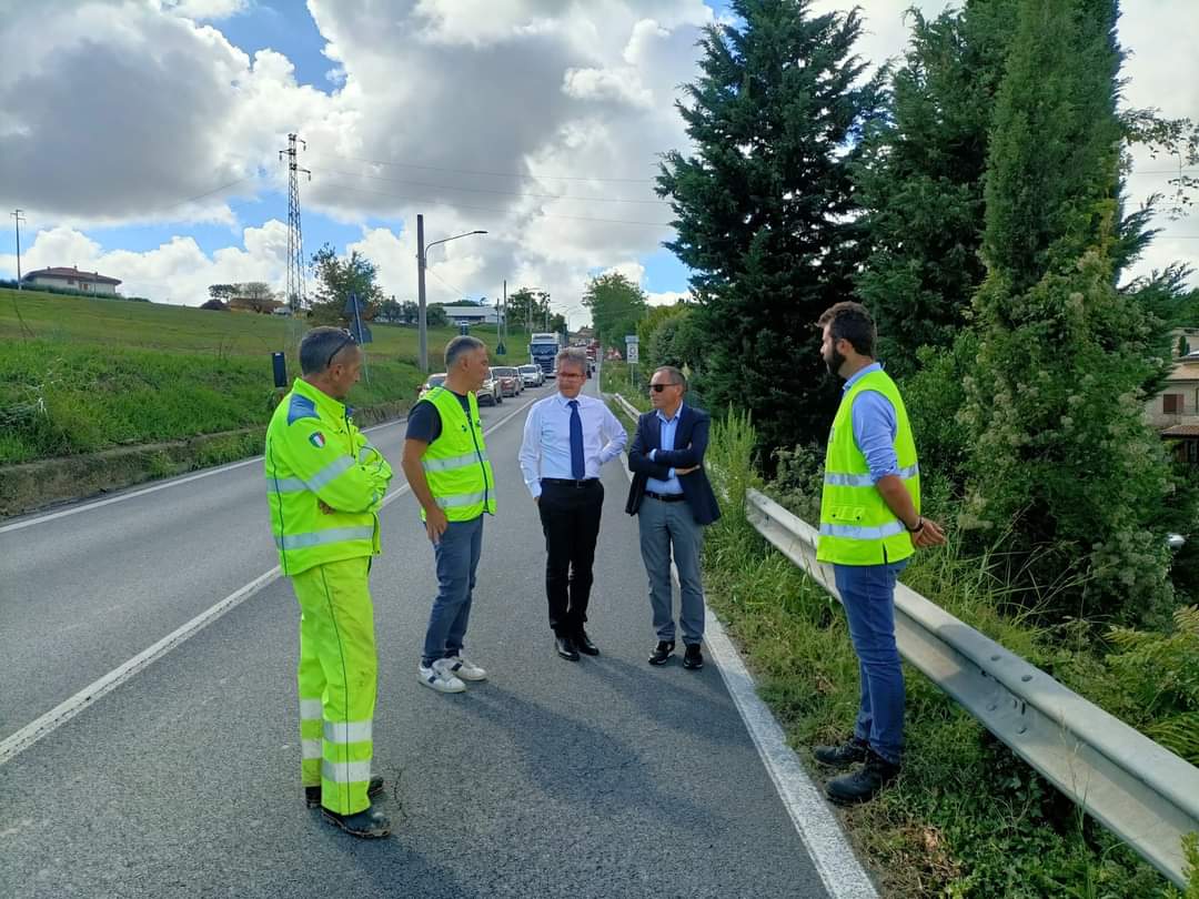 Il sopralluogo dell'assessore Baldelli in via Ancona a Osimo