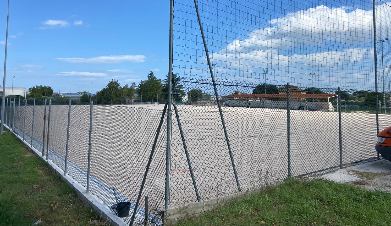 L’intervento per il nuovo campo in erba sintetica nell’impianto sportivo nella frazione di Brugnetto, a Trecastelli