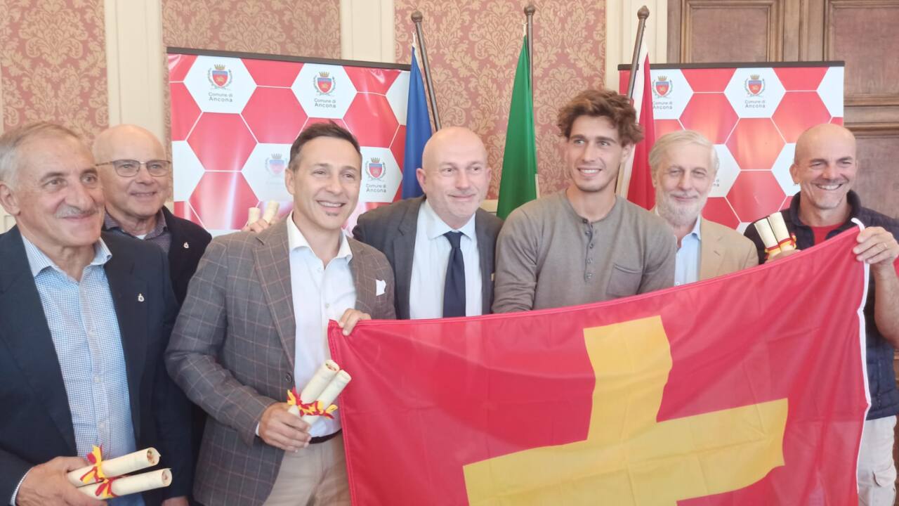 La canoa polo della Lega Navale Italiana di Ancona premiata in Comune