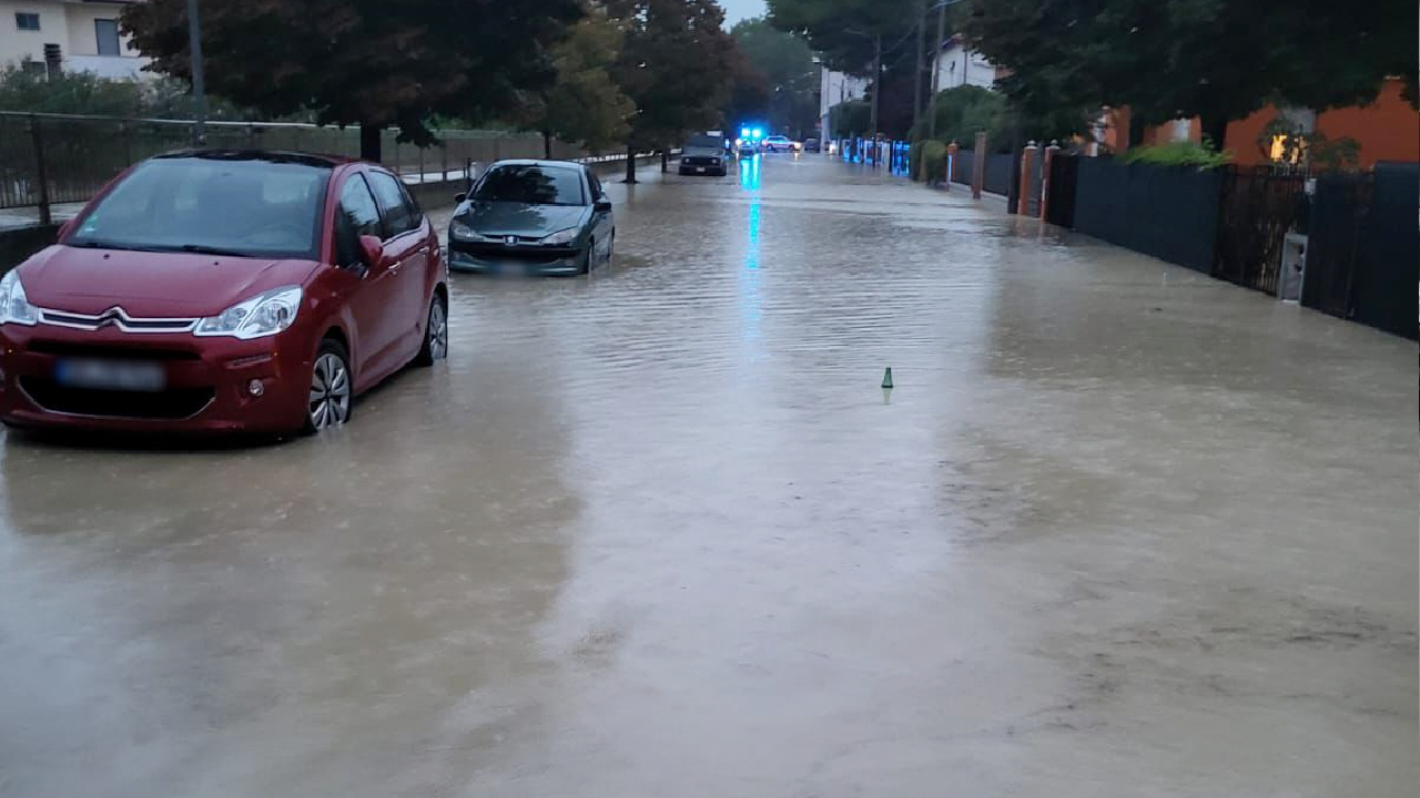 Acqua e fango hanno allagato via Rovereto a Senigallia nelle prime ore del mattino di giovedì 19 settembre 2024