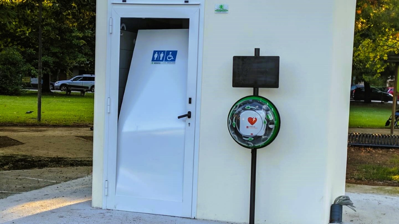 Sfondata la porta dei bagni pubblici al parco della pace di Senigallia