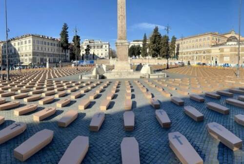 A Pesaro il flash mob per dire «Basta morti sul lavoro». In piazza 146 bare