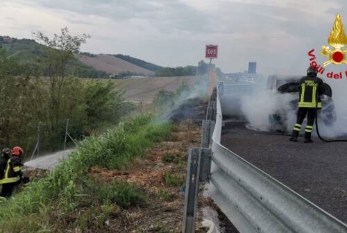 Chiaravalle, vettura prende fuoco e le fiamme raggiungono le sterpaglie a bordo strada