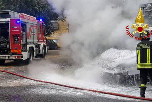 Macerata, a fuoco furgone frigorifero: fiamme spente con liquido schiumogeno