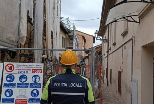 San Severino, gru su suolo pubblico: multata un’azienda in centro storico