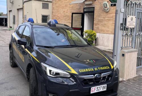 Maschere viso e rossetti: sequestrati a Civitanova Marche oltre 1600 articoli non in regola