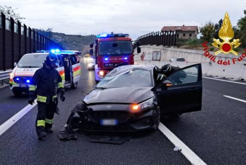 Chiaravalle, incidente stradale in autostrada: passeggero intrappolato