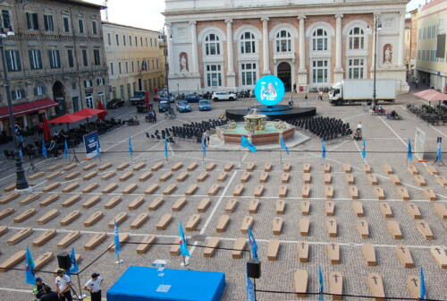 Pesaro, la Uil Marche porta 146 bare in piazza del Popolo: «Basta morti e infortuni sul lavoro»