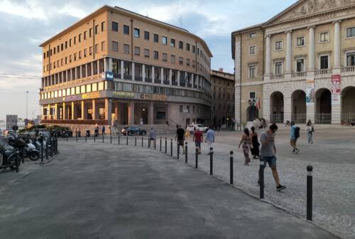 Ancona, restyling di piazza della Repubblica. L’assessore Tombolini: «Sampietrini addio». È polemica