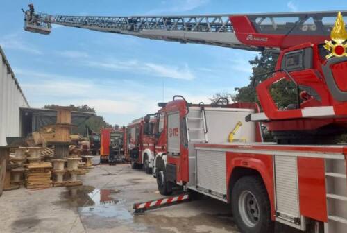 Ripatransone, incendio fabbrica: usati motoventilatori per disperdere il fumo