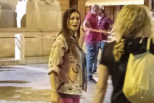 Jesi, in piazza il bacio di Manuela Arcuri per le riprese del film “Tradita”