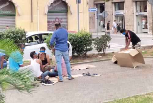 Ancona, bivacchi in pieno centro: «Piazza Stamira? Un covo di sbandati». E crolla un ramo al Viale