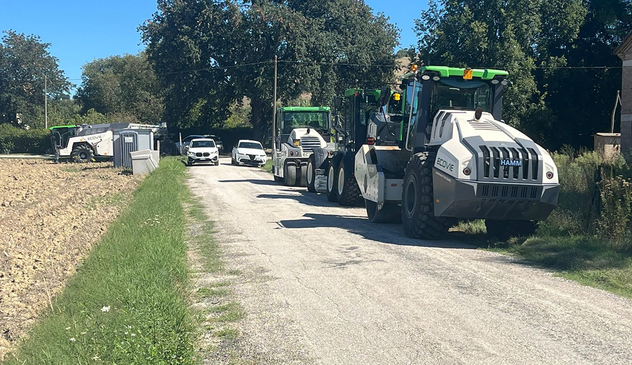 Lavori nella strada di contrada Pioli tra Ostra Vetere e Ostra