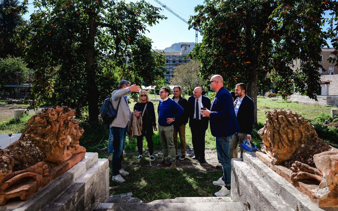 Il sopralluogo nel giardino di Palazzo Saladini Pilastri