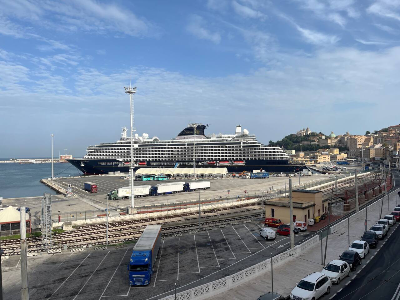 Exlpora in porto ad Ancona