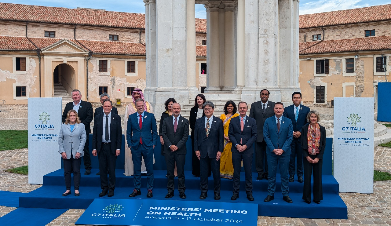 Alla Mole Vanvitelliana di Ancona foto di famiglia per i partecipanti al G7 Salute