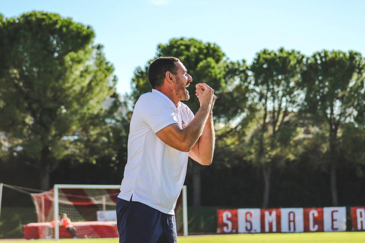 Mister Matteo Possanzini della Maceratese (foto di Francesco Tartari, tratta dalla pagina Facebook della Maceratese)